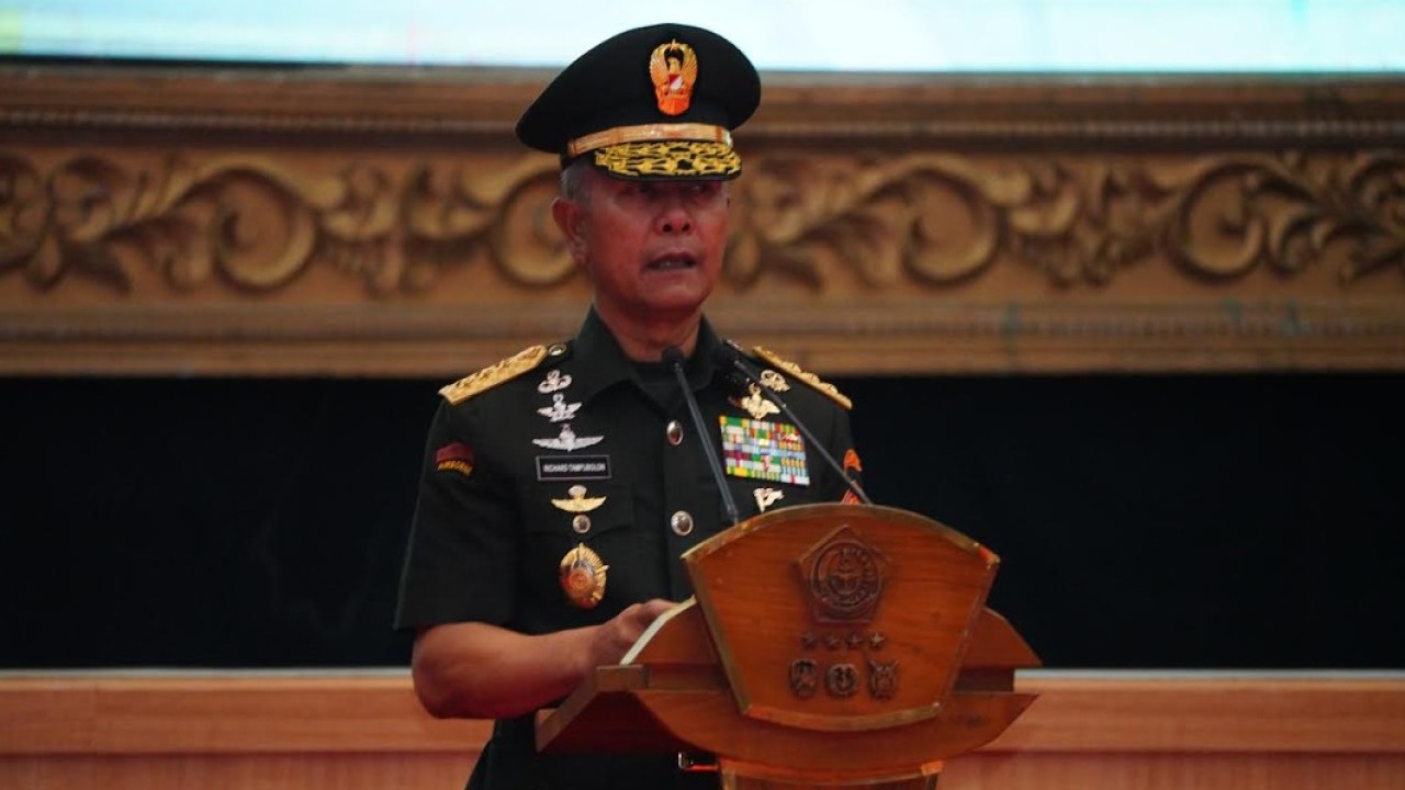 Kasum TNI Letjen TNI Richard Tampubolon mewakili Panglima TNI Jenderal TNI Agus Subiyanto memimpin acara Sertijab Kababinkum TNI dan Kasetum TNI. (Foto: Istimewa/Puspen TNI)