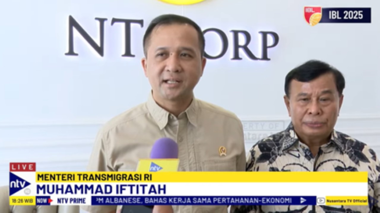 Menteri Transmigrasi Muhammad Iftitah bersama Presiden Komisaris NT Corp Dr. Ir. Nurdin Tampubolon., M.M memberikan keterangan usai pertemuan