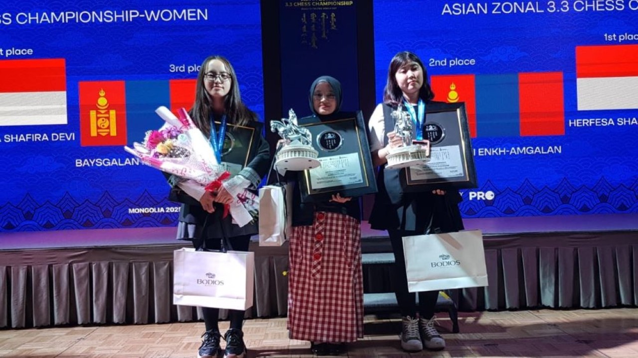 Pecatur Indonesia, Shafira Devi Herfesa bersama dua pecatur Mongolia yang menjadi runner up dan peringkat ketiga kategori Putri saat upacara penghormatan pemenang Asian Zone 3.3 Chess Championship 2025 di Mongolia/ist