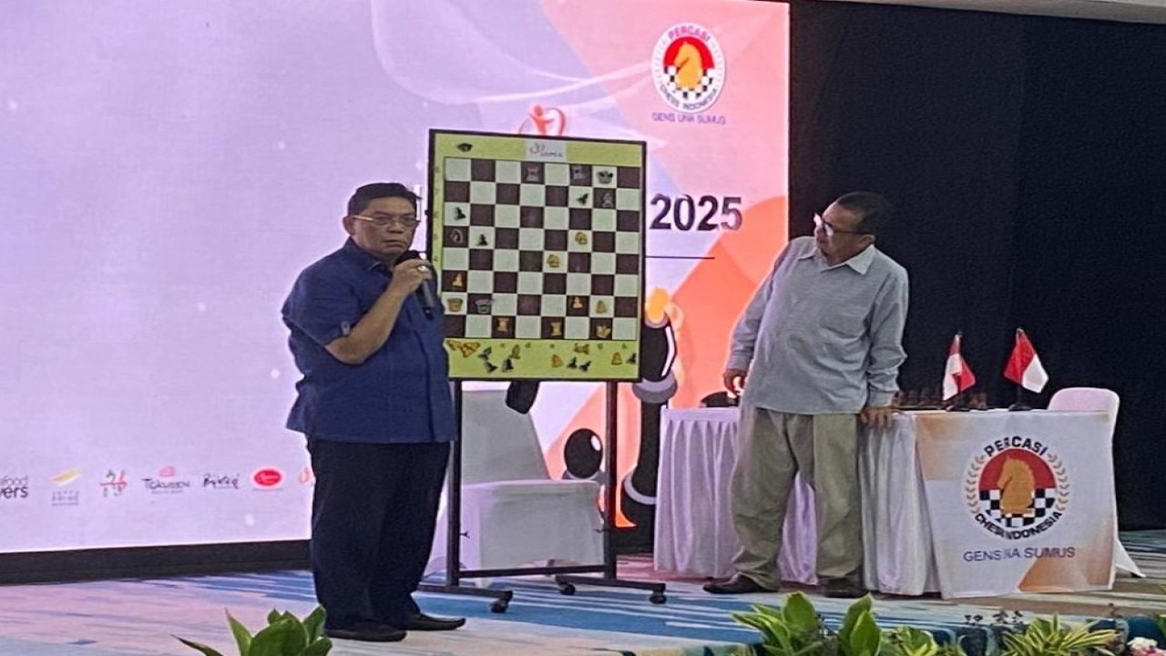 Grand Master (GM) Utut Adianto (kiri) memberikan coaching clinic di sela pertandingan JAPFA FIDE Rated Chess Championship 2025