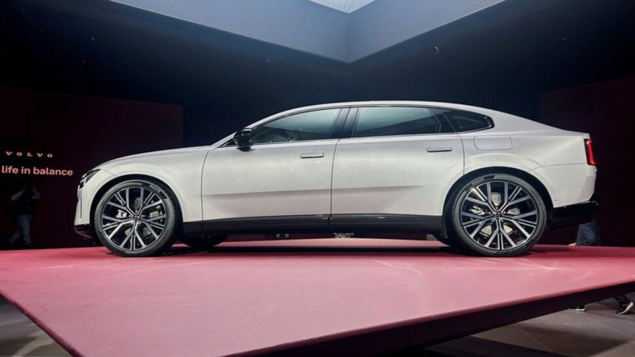Sedan listrik baru Volvo Cars, ES90, dipamerkan pada acara peluncuran di Stockholm, Swedia, 5 Maret 2025. (Foto: Dok/Marie Mannes/Reuters)