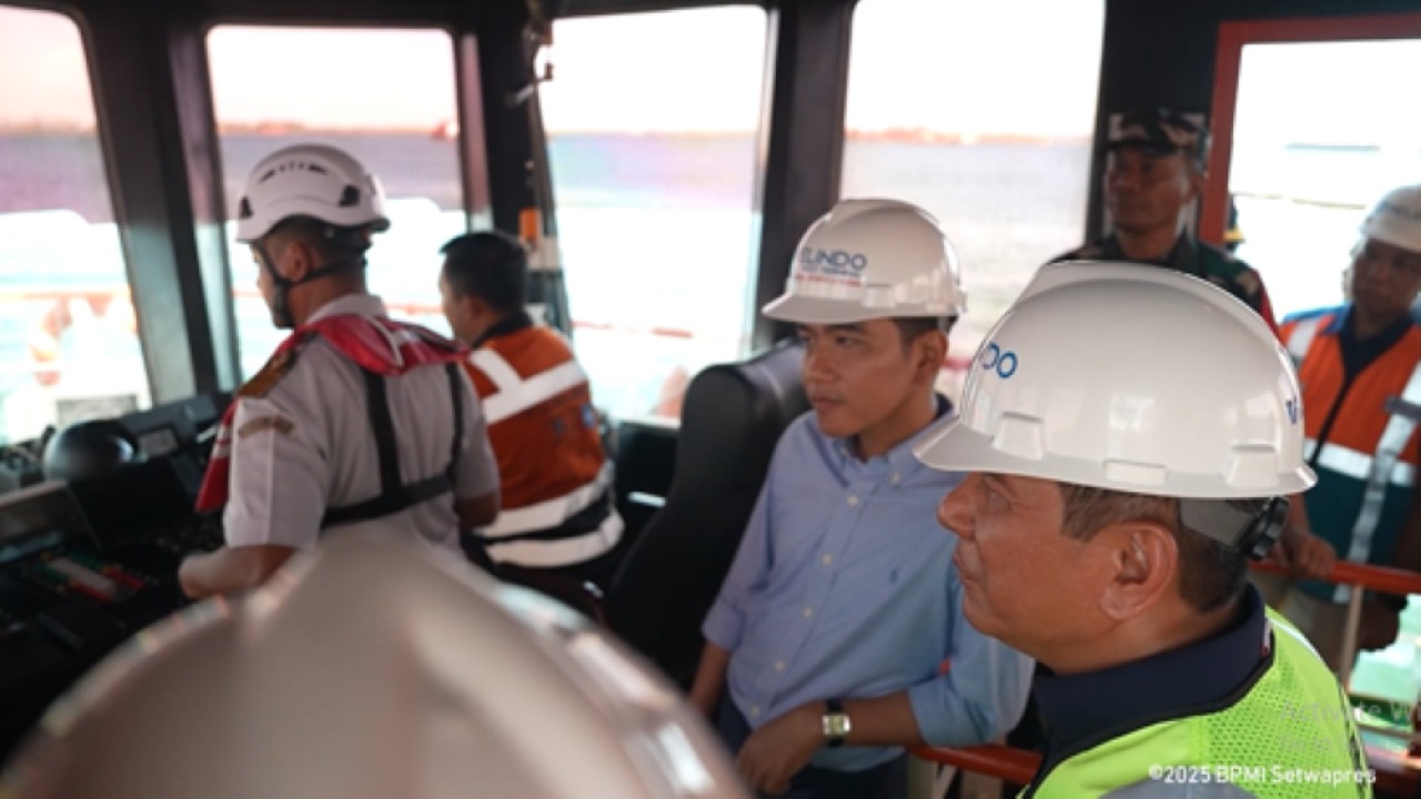 Wakil Presiden Gibran Rakabuming Raka meninjau pendangkalan laut di Bengkulu dari atas kapal Tunda Bunga Raflesia/Foto: tangkapan layar video Setwapres