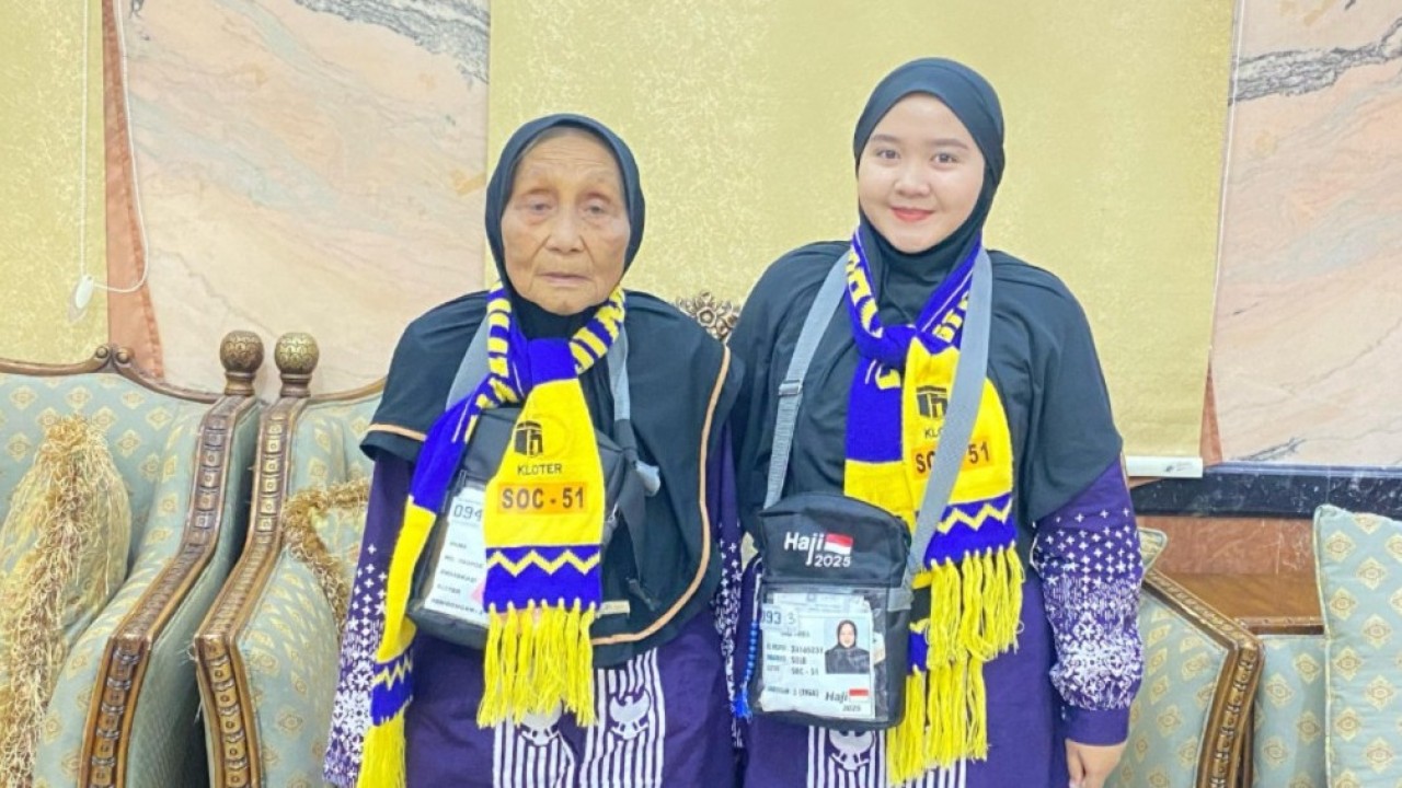 Yunita Dina Frida saat mendampingi Nenek Punah Ngasidin di Makkah. (Foto: Dok/Istimewa)