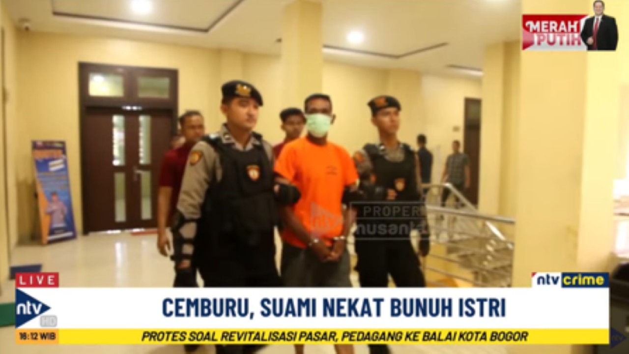S pelaku pembunuhan terhadap istrinya di Pidie Jaya, Aceh digiring personel kepolisan