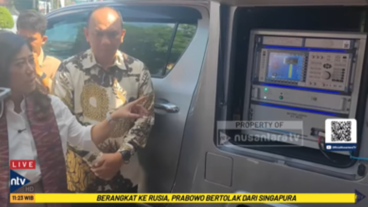 Menteri Komunikasi dan Digital Meutya Hafid meninjau meninjau kendaraan pelacak gangguan frekuensi serta fasilitas teknologi pemantau siaran ilegal dan frekuensi tidak sah