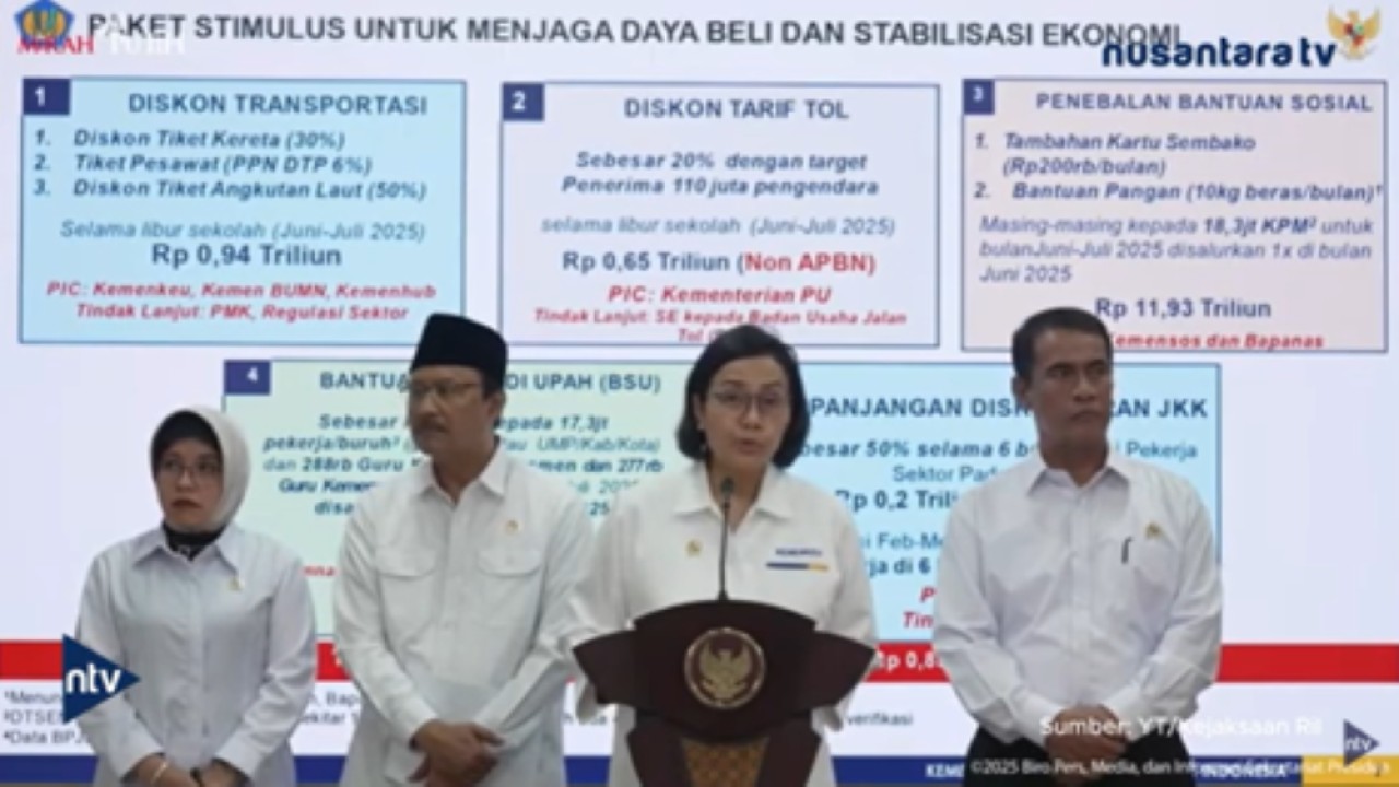 Menkeu Sri Mulyani mengumumkan pemberian bantuan sosial bagi kelompok paling rentan dan miskin berupa uang tunai Rp200.000 per bulan dan beras 10 kilogram selama bulan Juni-Juli.