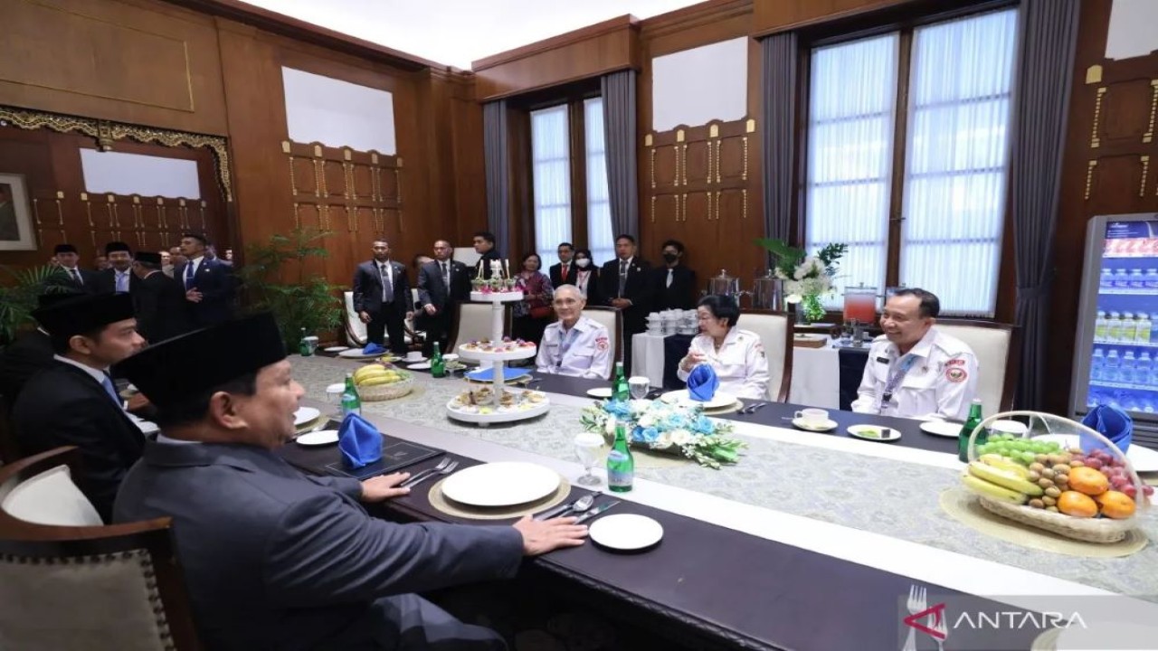 Presiden RI Prabowo Subianto duduk berhadapan dengan Presiden Ke-5 RI Megawati Soekarnoputri jelang Upacara Peringatan Hari Lahir Pancasila di Gedung Pancasila, Kementerian Luar Negeri Jakarta, Senin (2/6/2025). ANTARA/HO-Tim Media Presiden Prabowo Subianto
