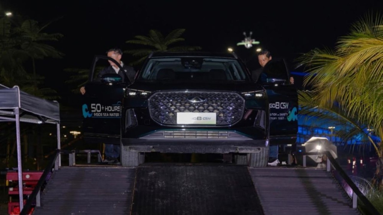 Vice President PT Chery Sales Indonesia (CSI), Zeng Shuo (kiri), dan Sales Director PT CSI, Budi Darmawan. (Foto: Adiantoro/NTV)