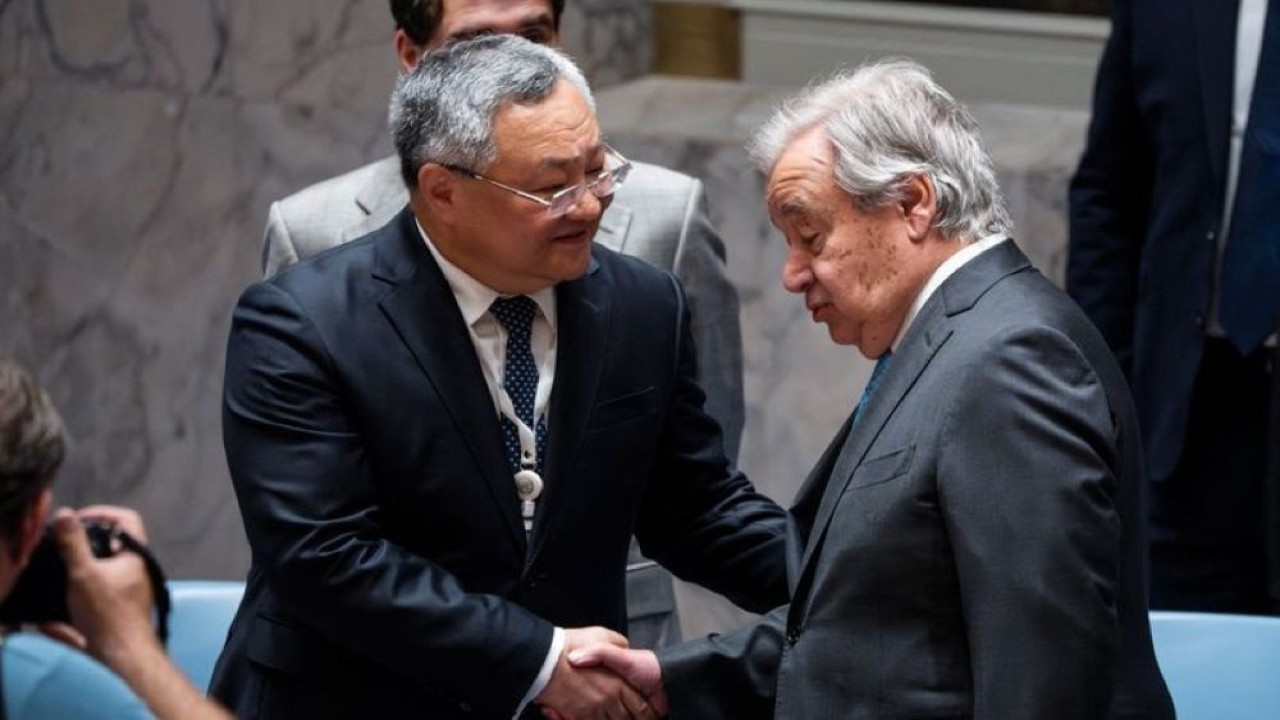 Sekretaris Jenderal PBB Antonio Guterres berjabat tangan dengan Perwakilan Tetap China untuk PBB Fu Cong sebelum pertemuan DK PBB, menyusul serangan AS terhadap situs nuklir Iran, di markas besar PBB di New York City, Amerika Serikat, 22 Juni 2025. (Foto: REUTERS/Eduardo Munoz)