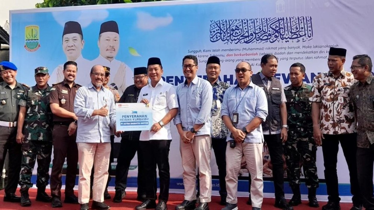 Donasi hewan kurban dari PT Astra Daihatsu Motor kepada masyarakat sekitar lewat Pemerintah Daerah. (Foto: Istimewa/ADM)