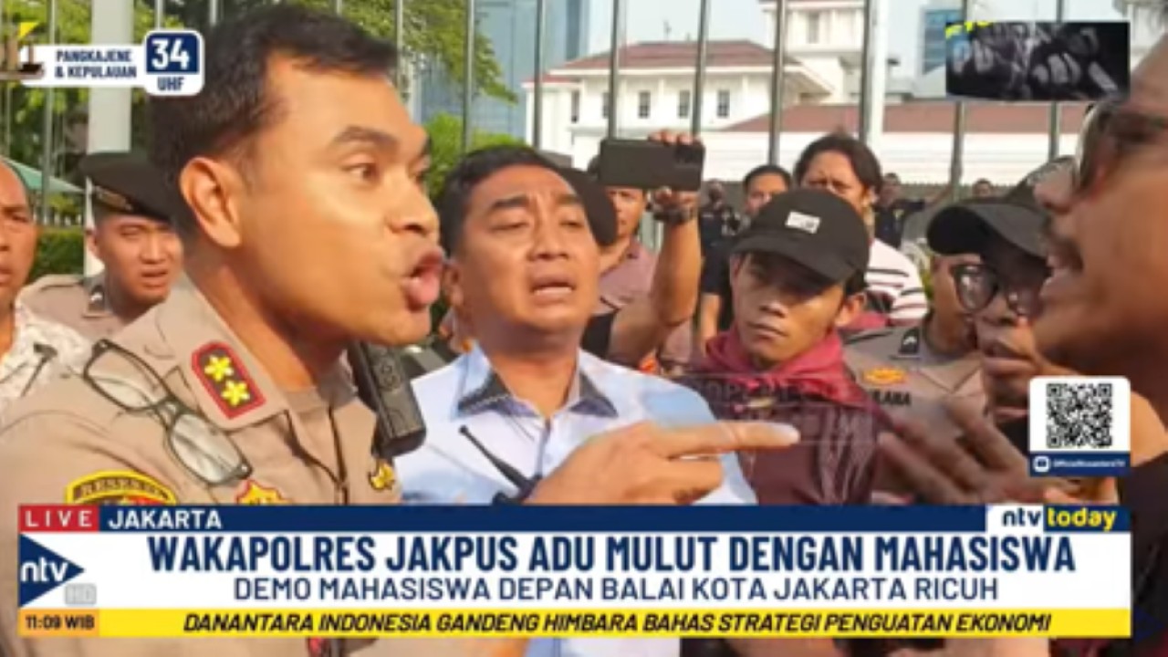 Wakil Kapolres Metro Jakarta Pusat AKBP Danny Yulianto terlibat adu mulut dengan demonstran saat aksi unjuk rasa 100 hari kinerja Gubernur Jakarta Pramono Anung