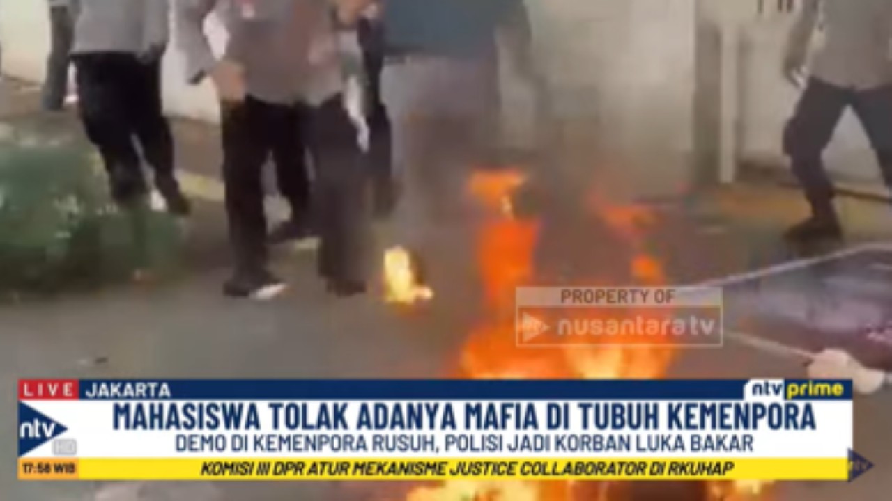 Personel polisi dari Polsek Tanah Abang mengalami luka bakar serius akibat aksi pembakaran ban saat mengamankan demo di depan Gedung Kemenpora