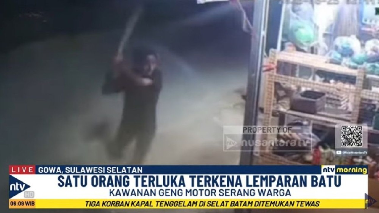 Sekelompok orang yang diduga anggota geng motor menyerang sejumlah pemuda yang tengah duduk santai di depan toko.