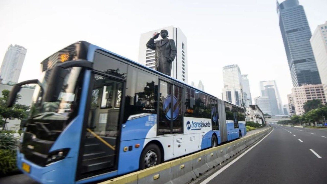 Pemprov DKI Jakarta memberikan tarif spesial untuk seluruh layanan TransJakarta, MRT, dan LRT pada HUT Bhayangkara ke-79, Selasa, 1 Juli 2025. (Foto: ANTARA FOTO/M Risyal Hidayat/hp)