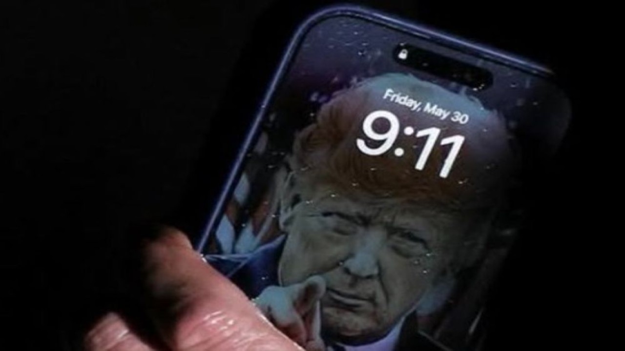 Layar kunci Donald Trump terlihat di ponsel iPhone miliknya. (Foto: Tangkapan layar X @harryjsisson)