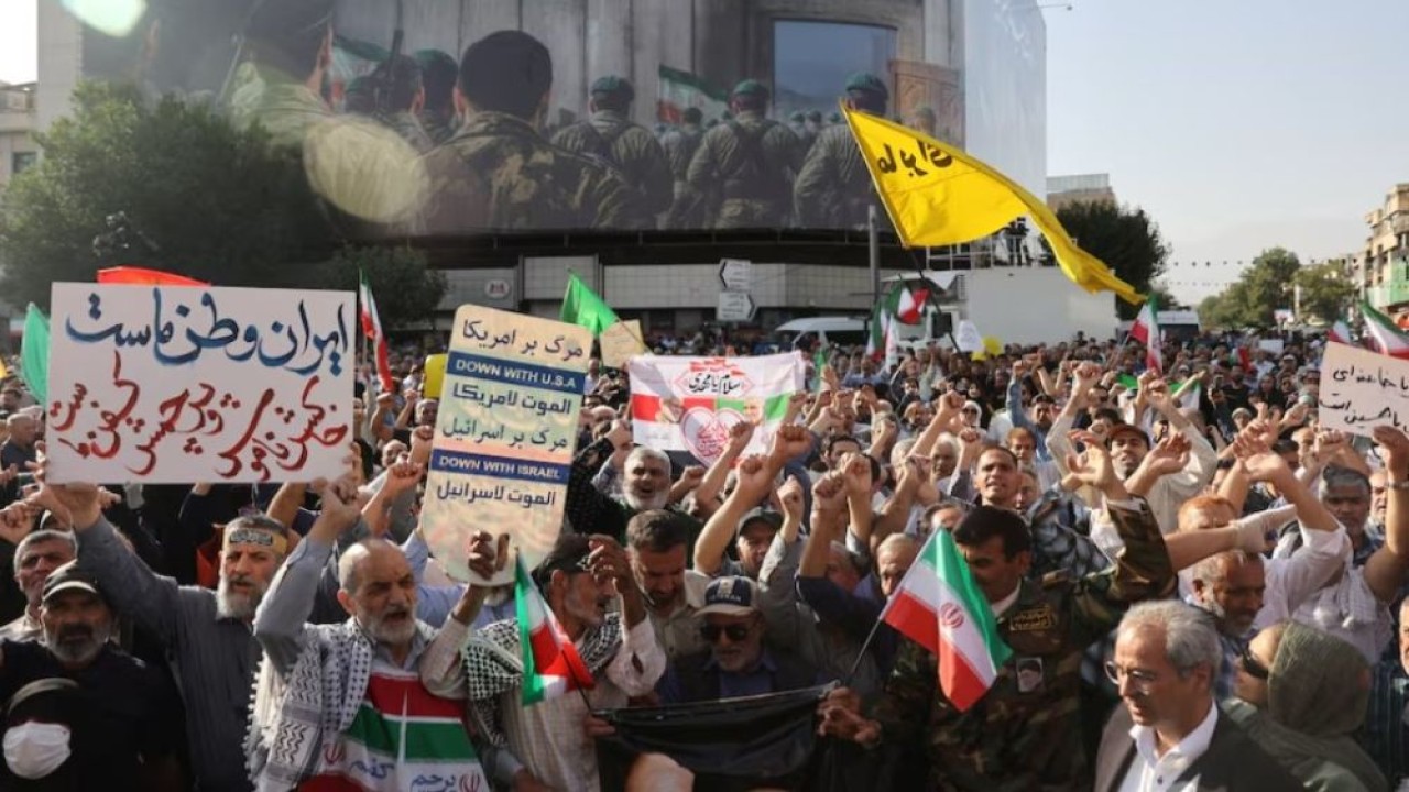 Konflik terus memanas antara Iran dan Israel dengan saling melancarkan serangan udara dan rudal. (Foto: Reuters)