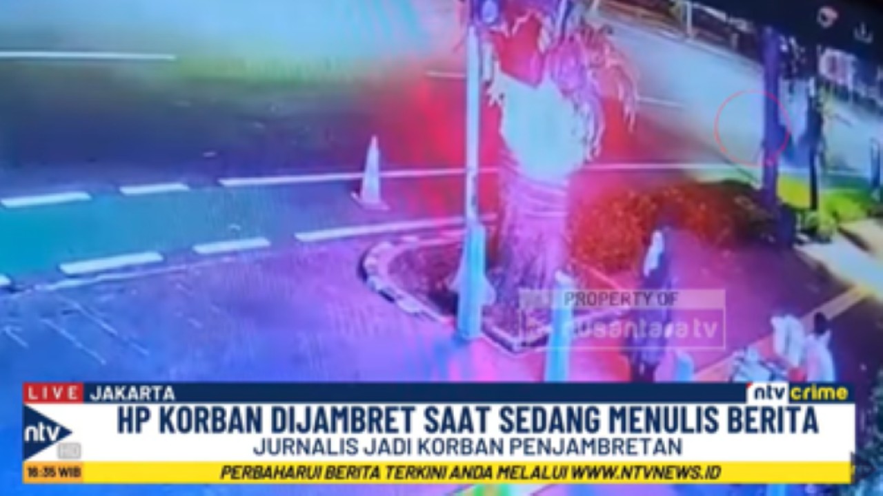 Rekaman CCTV aksi penjambretan HP milik seorang jurnalis di halte Balai Kota Jakarta