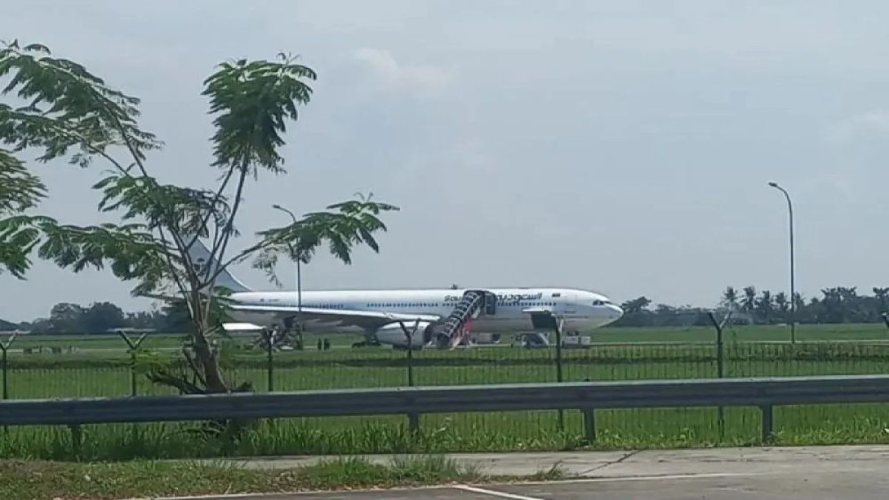 Pesawat Saudia Arabia SVA-5688 yang yang membawa jemaah haji asal Surabaya yang diduga mendapat ancaman bom, mendarat di Bandara Kualanamu, Deli Serdang, Sabtu (21/6/2025). (Foto: ANTARA/Valery Siregar)