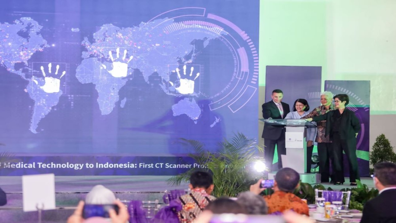 Peluncuran fasilitas produksi CT Scan pertama hasil kolaborasi PT Kalbe Farma Tbk (Kalbe) dan GE HealthCare dihadiri Direktur Jenderal Farmasi dan Alat Kesehatan, Kementerian Kesehatan, Lucia Rizka Andalusia, Deputi Perizinan dan Inspeksi, Badan Pengawas Tenaga Nuklir (BAPETEN), Zainal Arifin, bersama dengan Elie Chaillot, Presiden dan CEO GE HealthCare International, dan Irawati Setiady, Presiden Direktur Kalbe/Foto: Istimewa