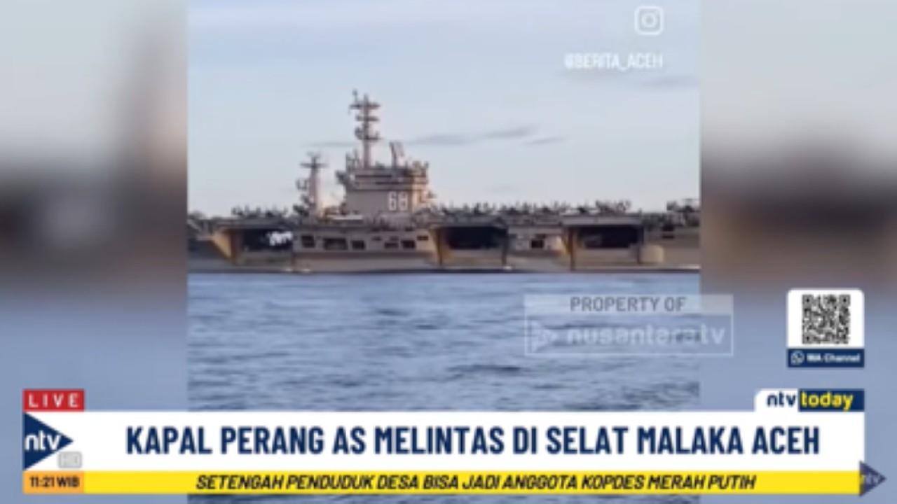 Kapal induk USS Nimizt milik Amerika Serikat terekam kamera nelayan saat melintas di Selat tepatnya di atas perairan Kabupaten Pidie Jaya dan Kabupaten Biruen, Provinsi Aceh.