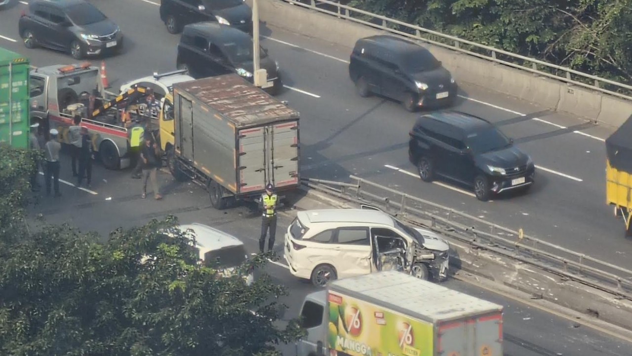Kecelakaan lalu lintas terjadi di ruas Tol Ir. Wiyoto Wiyono pada Rabu pagi, 4 Juni 2025. (Foto: Adiantoro/NTV)