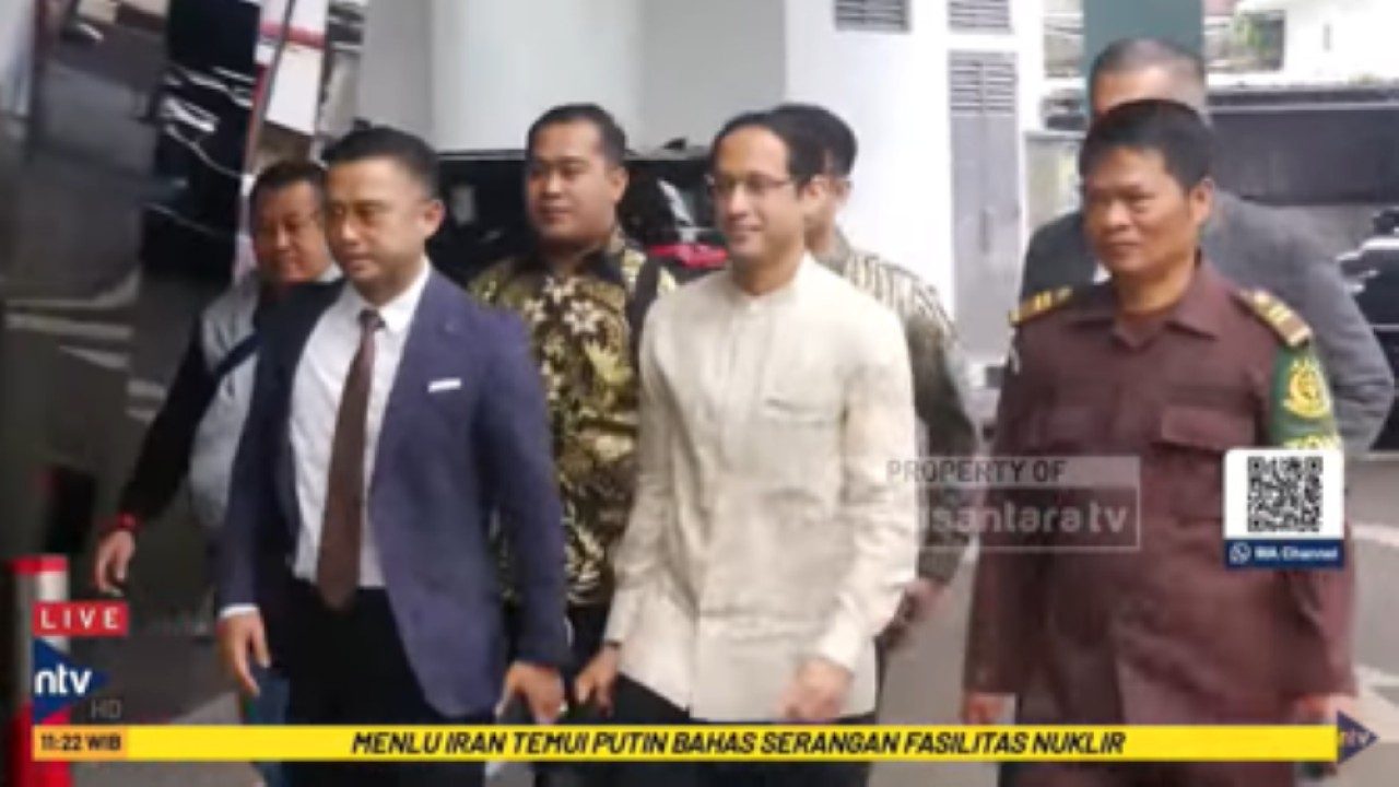 Mantan Mendikbudristek Nadiem Makarim memenuhi panggilan Kejaksaan Agung untuk diperiksa sebagai saksi terkait dugaan kasus korupsi pengadaan laptop Chromebook