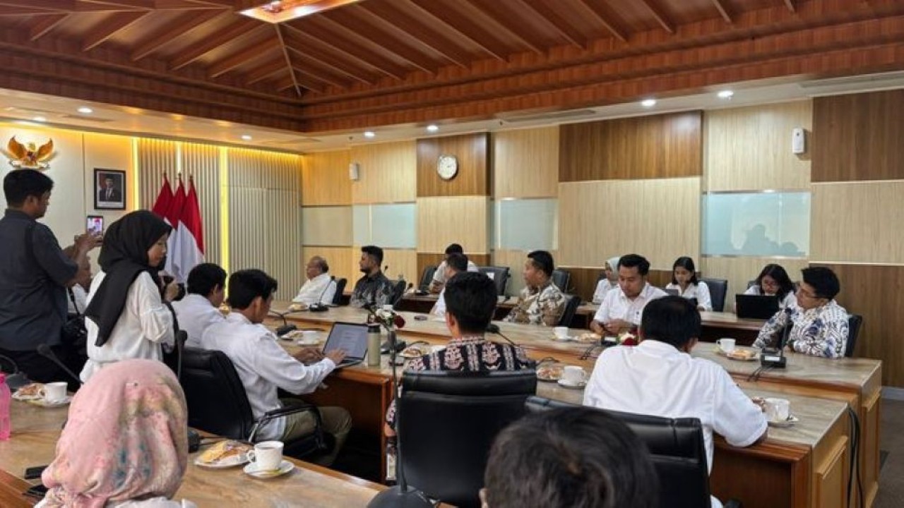 Menteri Kehutanan Raja Juli Antoni bersama dengan perwakilan Nusantara TV. (Foto: NTVnews.id)