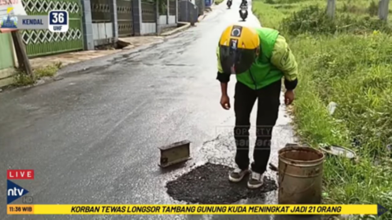 Pengemudi ojol Hasan Fidel rela mengeluarkan biaya sendiri untuk menambal jalan berlubang