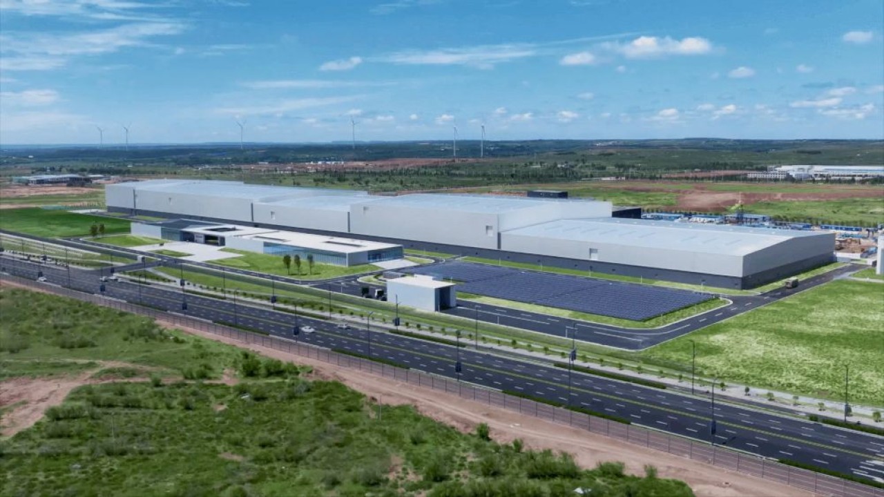 AESC yang merupakan pabrik pemasok baterai mobil listrik BMW menghentikan operasi sementara akibat tarif Donald Trump. (Foto: Istimewa via Carscoops)