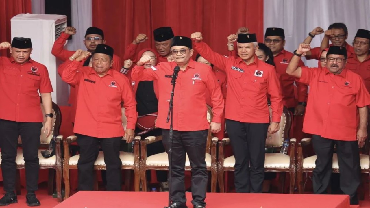 Ketua DPP PDI Perjuangan Djarot Saiful Hidayat (tengah) bertindak sebagai inspektur upacara peringatan Hari Lahir Pancasila di Lenteng Agung, Jakarta Selatan, Minggu (1/6/2025). ANTARA/HO-PDIP.