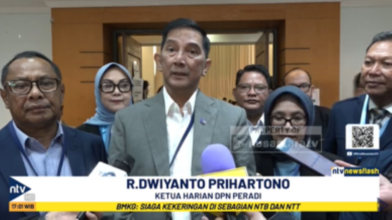 Ketua Harian DPN Peradi R Dwiyanto Prihartono menyampaikan keterangan terkait pelaksanaan Ujian Profesi Advokat 2025 yang diselenggarakan DPN Peradi