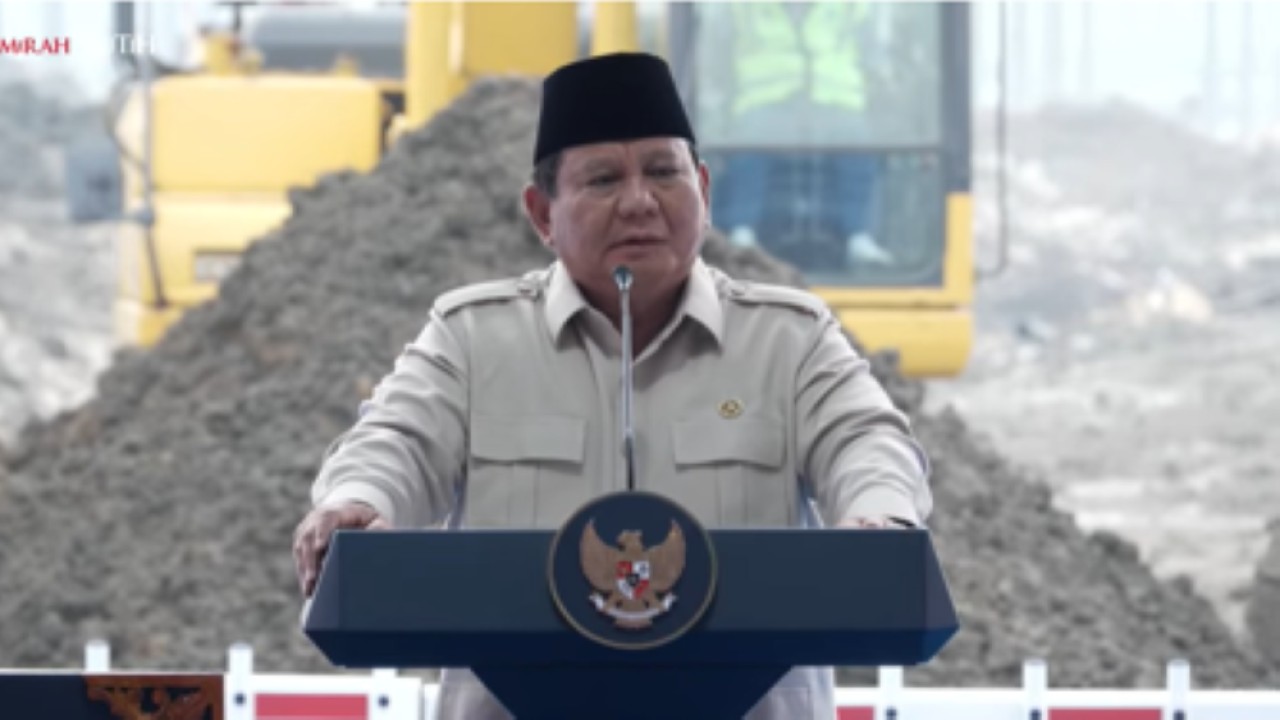 Presiden Prabowo Subianto meresmikan groundbreaking ekosistem industri baterai kendaraan listrik terintegrasi terbesar di Asia di Karawang/tangkapan layar YouTube Sekretariat Presiden
