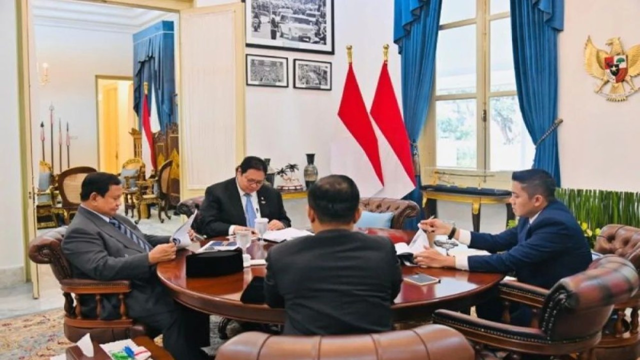 Presiden Prabowo Subianto (kiri) menggelar rapat terbatas bersama sejumlah menteri Kabinet Merah Putih di Istana Merdeka, Jakarta, Jumat (27/6/2025). (Foto: ANTARA/HO-Biro Pers Sekretariat Presiden)