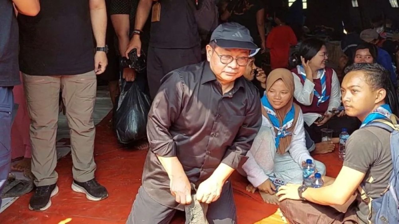 Gubernur Pramono Anung mengunjungi lokasi kebakaran di Kapuk Muara, Penjaringan, Jakarta Utara untuk menyerap keluhan para penyintas atau pengungsi, Minggu (8/6/2025). (Foto: ANTARA/HO-Pemprov DKI Jakarta)