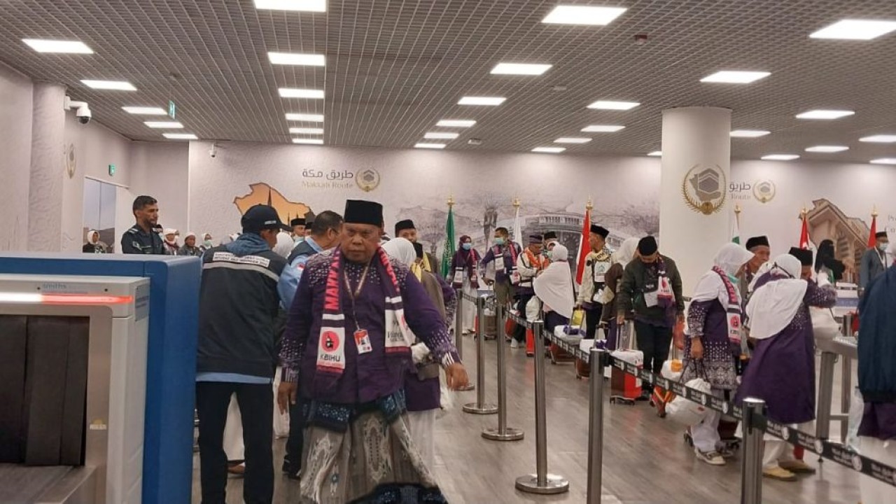 Jemaah asal embarkasi Surabaya kloter 36 (SUB-36) tiba di Terminal Fast Track Bandara AMAA Madinah, Senin (12/5/2025). (Foto: Warijan/MCH 2025)