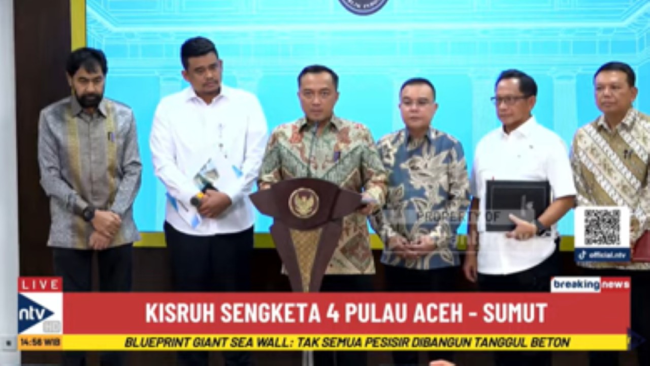 Menteri Sekretaris Negara Prasetyo Hadi menyampaikan keputusan Pemerintah terkait sengketa empat pulau antara Aceh dan Sumatera Utara usai melakukan rapat terbatas bersama Wakil Ketua DPR RI Sufmi Dasco Ahmad, Mendagri Tito Karnavian, Gubernur Aceh Muzakir Manaf dan Gubernur Sumatera Utara Bobby Nasution