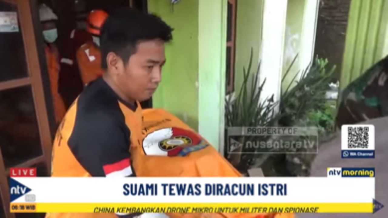 Jasad Lukman seorang suami yang tewas dibunuh istrinya sendiri dengan cara diracun dievakuasi petugas