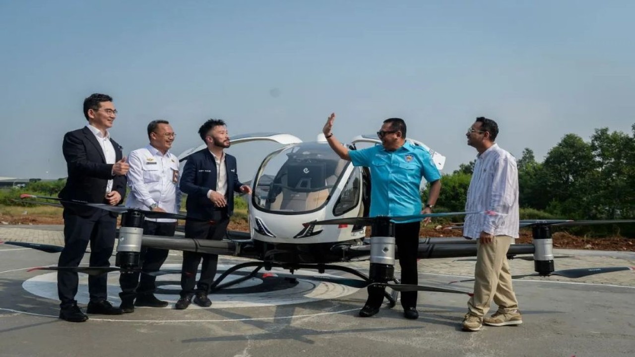 Utusan Khusus Presiden Bidang Pembinaan Generasi Muda dan Pekerja Seni Raffi Ahmad (kanan) bersama Ketua Umum Ikatan Motor Indonesia Bambang Soesatyo (kedua kanan) berbincang dengan Direktur Kelaikudaraan dan Pengoperasian Pesawat Udara Kementerian Perhubungan Sokhib Al Rohman (kedua kiri), Executive Chairman Prestige Aviation Rudy Salim (ketiga kiri) dan Chief Financial Officer EHang Conor (kiri) saat uji terbang berpenumpang EHang 216 S di PIK 2, Kabupaten Tangerang, Banten, Rabu (25/6/2025). (Foto: ANTARA FOTO/Putra M. Akbar/agr)