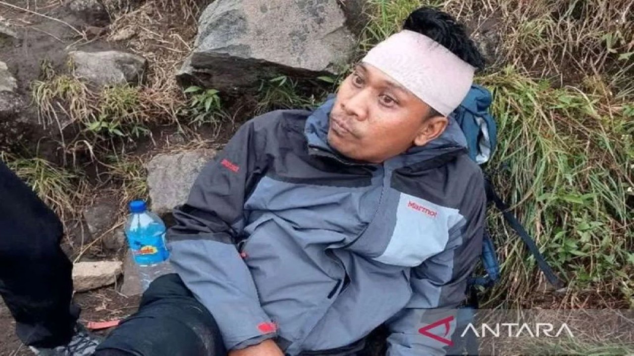 Seorang pendaki warga negara asing (WNA) bernama Nazril (47) asal Negara Malaysia berhasil diselamatkan oleh pemandu setelah tergelincir di puncak Gunung Rinjani di Lombok Tengah, Nusa Tenggara Barat, Sabtu (28/6/2025). ANTARA/HO-Tim Pemandu Pendaki Gunung Rinjani/aa.