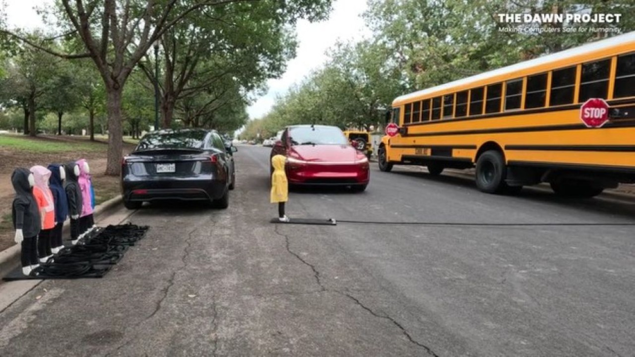 Tesla Model Y terekam kamera melaju melewati bus sekolah hingga akhirnya menabrak manekin seukuran anak-anak yang ditempatkan di lintasan. (Foto: Tangkapan layar via Engadget)