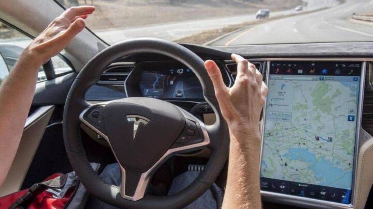 Fitur Autopilot Tesla. (Foto: Istimewa)