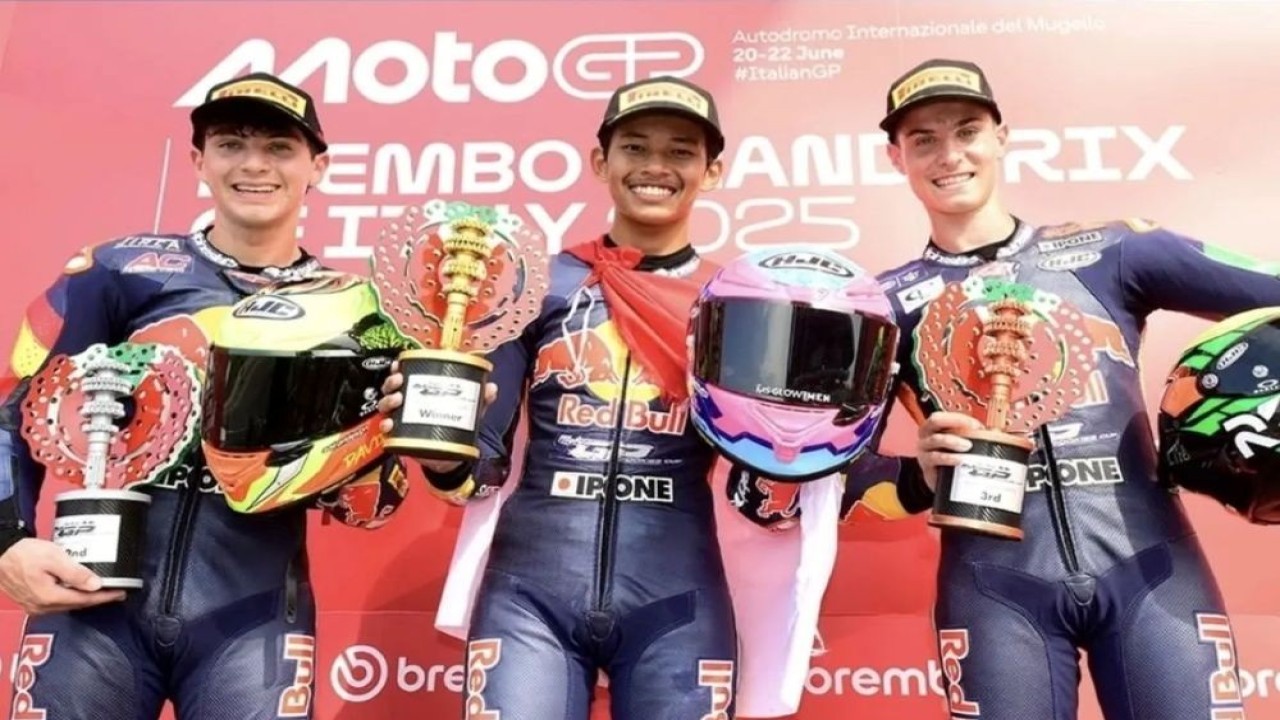 Pembalap Indonesia Veda Ega Pratama (tengah) menang untuk pertama kalinya di RedBull Rookies Cup 2025 di Sirkuit Mugello pada Sabtu (21/6/2025). (Foto: ANTARA/HO-Redbull Rookies Cup)