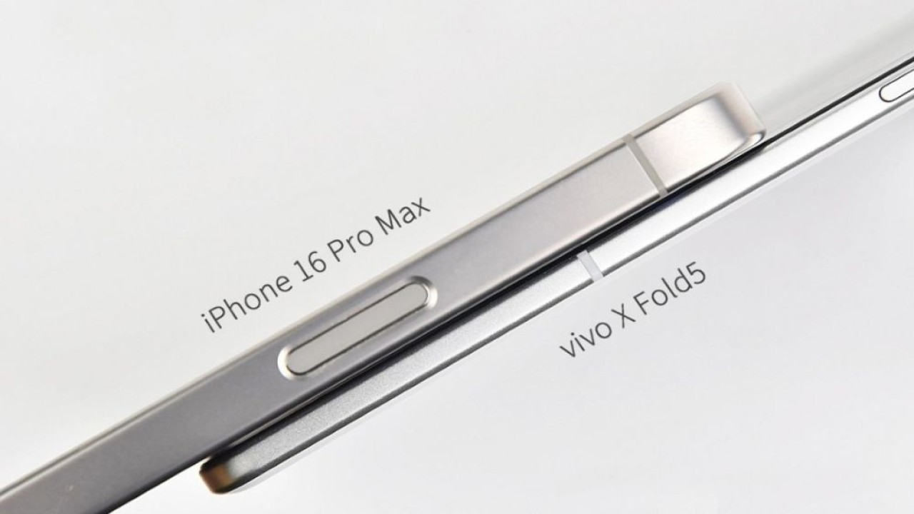 Perbandingan ketebalan Vivo X Fold 5 dengan iPhone 16 Pro Max. (Foto: Istimewa via GSM Arena)