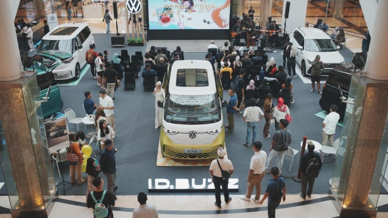 Volkswagen Indonesia memperkenalkan kendaraan listrik ikoniknya, The All-Electric ID. BUZZ, kepada masyarakat Bandung. (Foto: Istimewa)