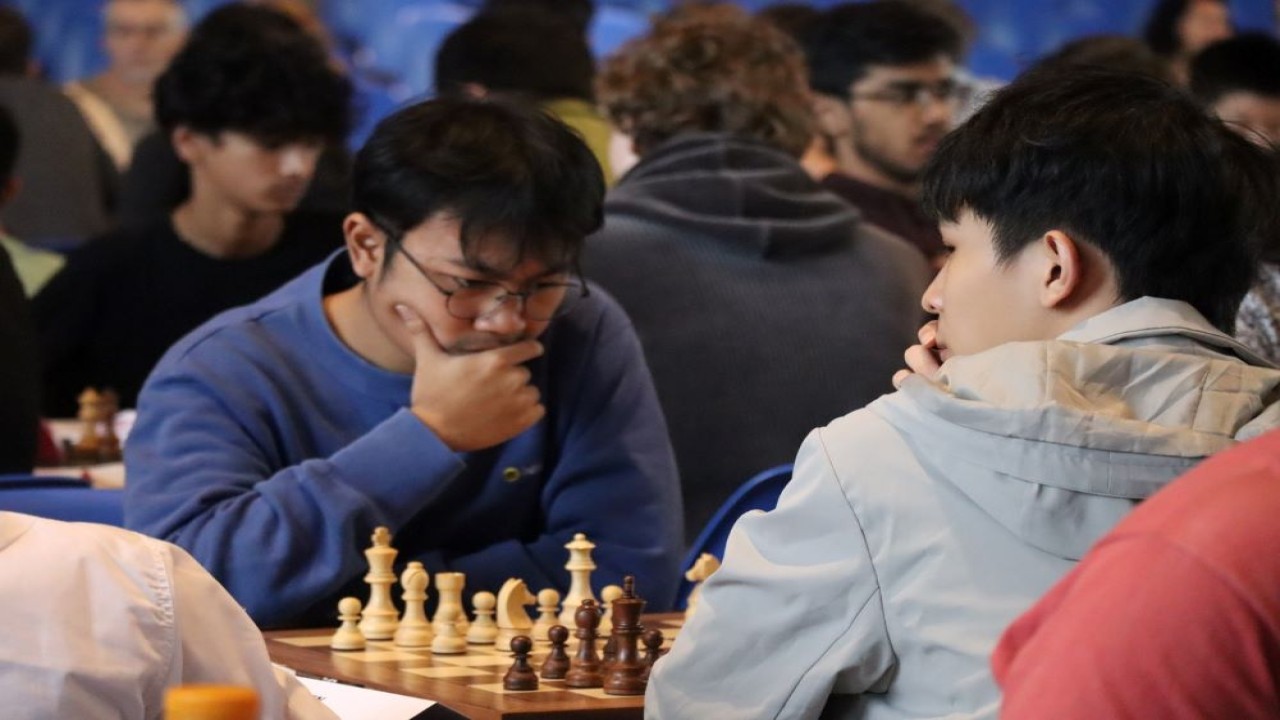 Aditya Bagus Arfan (kiri) vs Chen Zhi (China) pada babak 9 Turnamen Catur Master Open di Swiss/Foto: Kristianus Liem