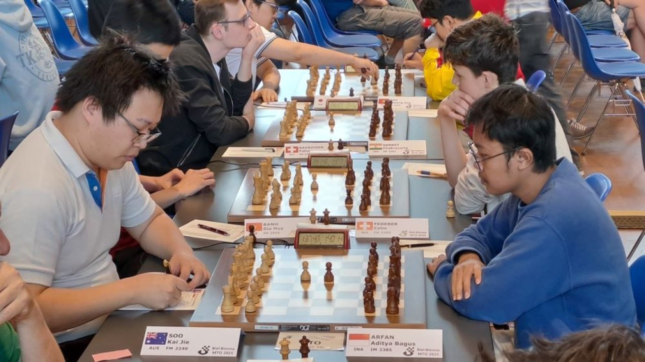 IM Aditya Bagus Arfan (kanan depan) vs FM Soo Kai jie (2240) dari Australia pada babak 10 Turnamen Catur Master Open di Swiss/Foto: Kristianus Liem
