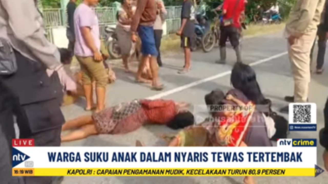 Seorang emak-emak warga Suku Anak Dalam menangis sambil berguling-guling di jalanan setelah mengetahui anaknya tertembak saat berburu