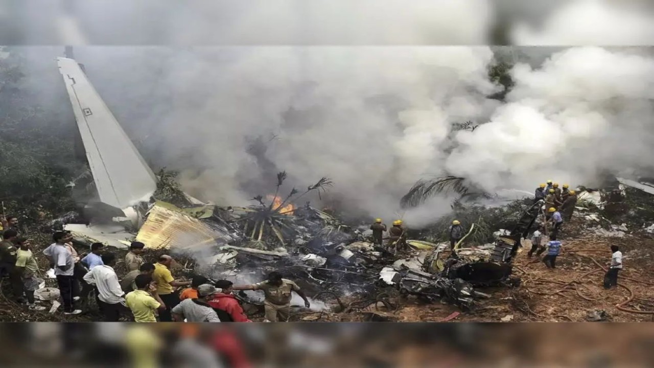 Pesawat Antonov An-24 jatuh di hutan belantara Rusia dan terbakar/Foto: The Economic Times