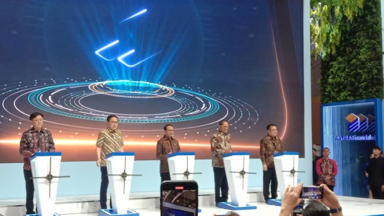 Astra Financial meresmikan booth megahnya, pada Rabu, 23 Juli 2025, di GIIAS 2025. (Foto: Adiantoro/NTV)