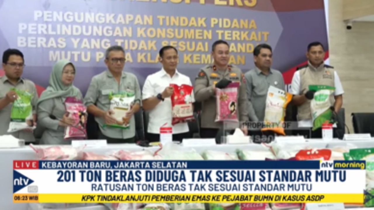 Kepolisian memperlihatkan sejumlah merek produsen beras yang menjual produk tidak sesuai mutu